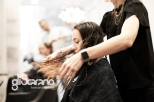 Trattamenti ricostruzione capelli: cos’è, a chi serve e come funziona